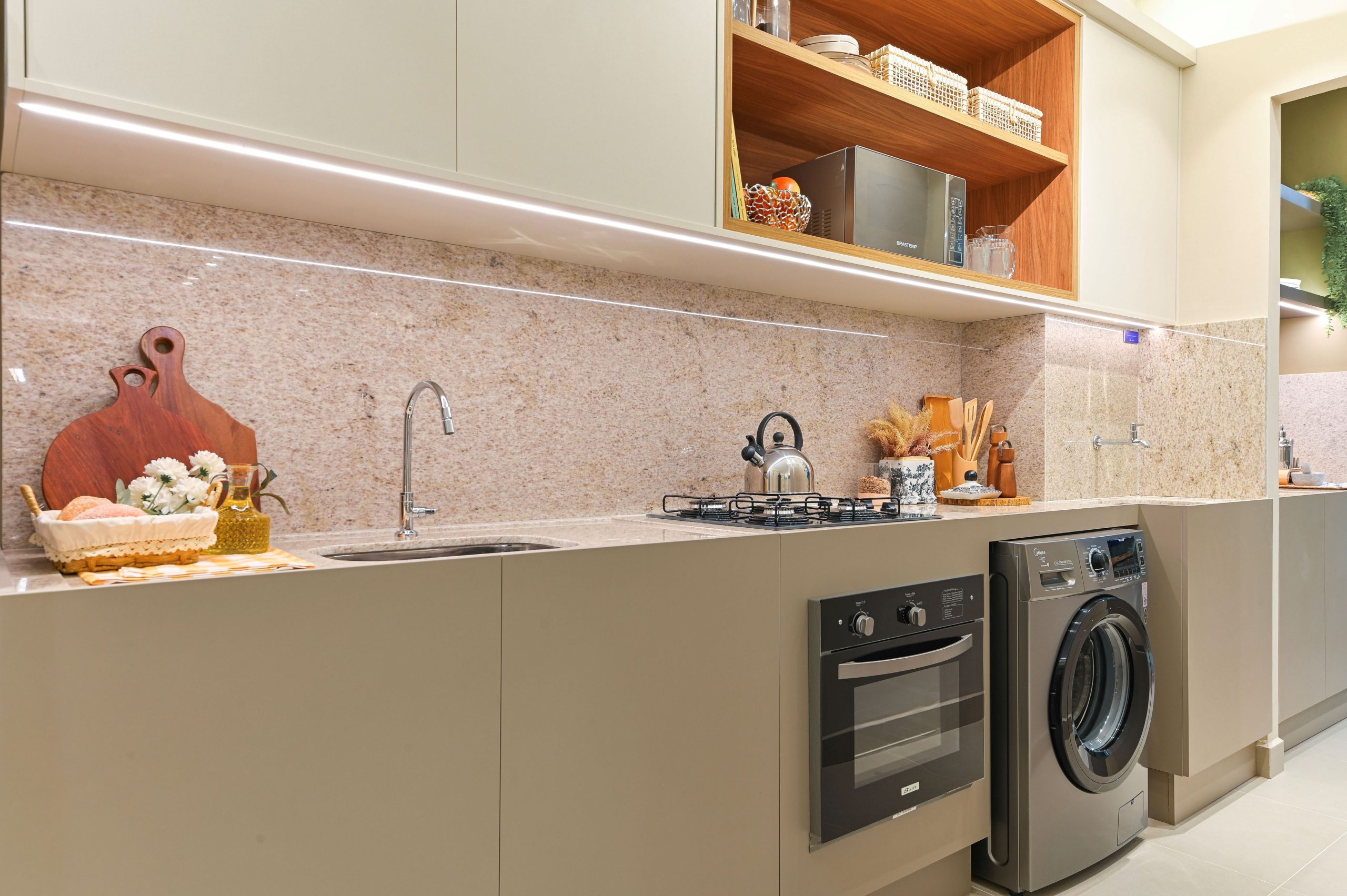 Para a decoração de uma cozinha funcional, aposte em móveis planejados para aproveitar cada centímetro